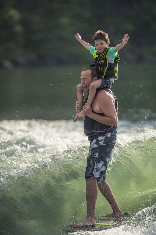 19-25LSV-Wakesurfing-son-on