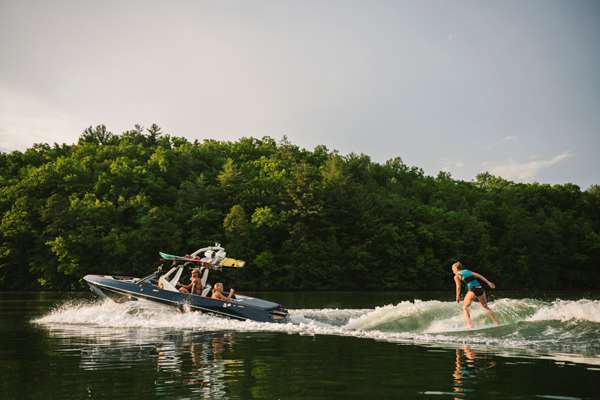 Malibu-20VTX-Wake-Surfing