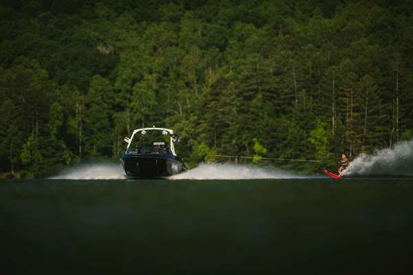 Malibu-20VTX-Waterskiing-3